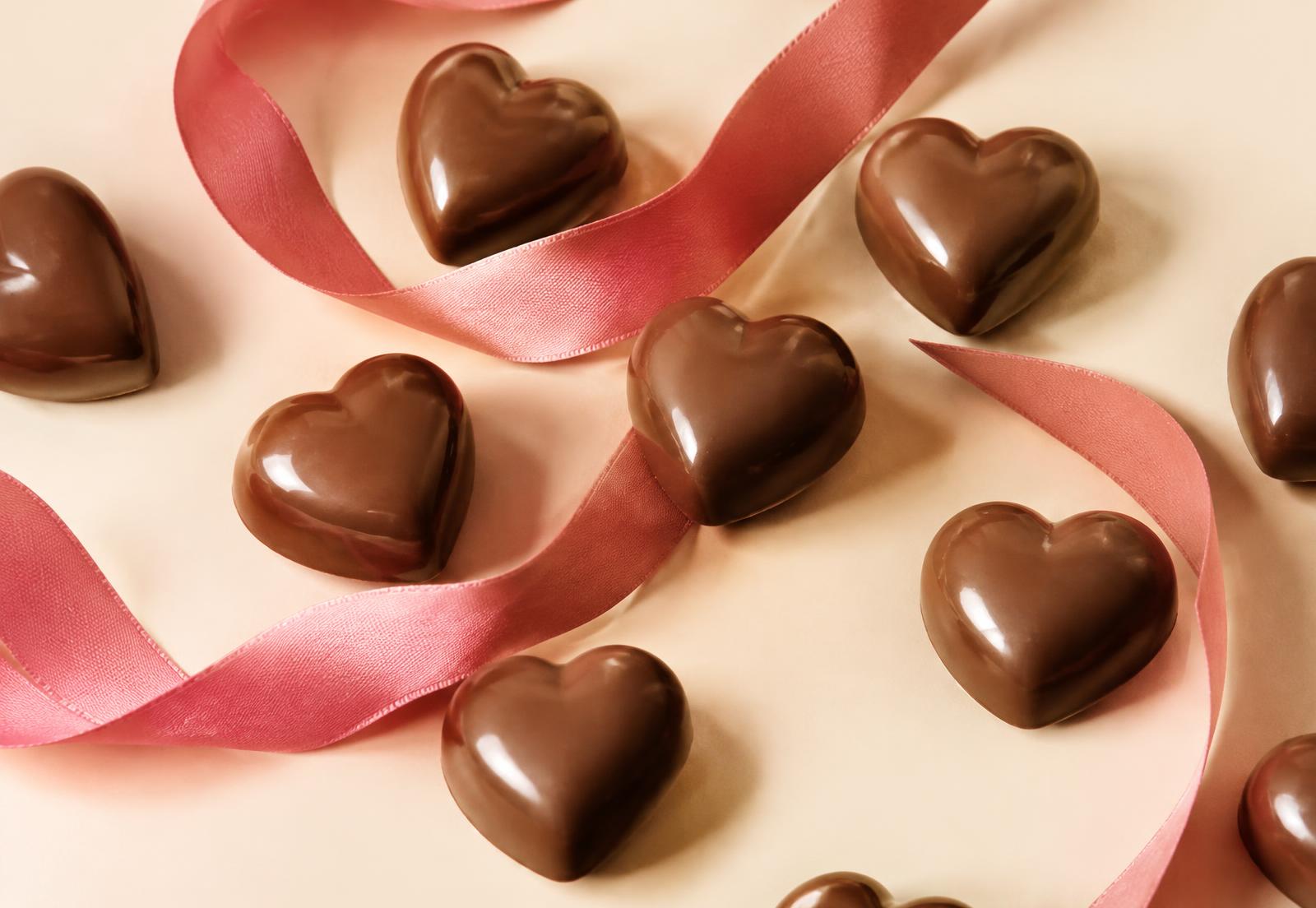 Schokoladenherzen mit rosa Band